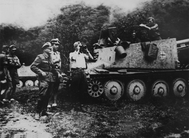 19 settembre 1943, Boves: lo Sturmbannführer Joachim Peiper osserva compiaciuto il procedere della distruzione del paese