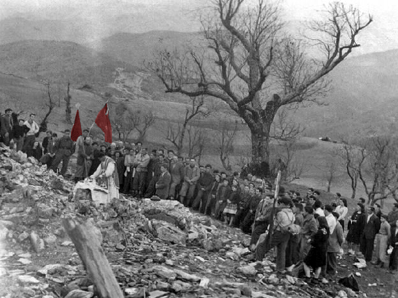 1945, un anno dopo la strage della Benedicta, Appennino ligure: aprile 1944, esecuzione sommaria di settantacinque partigiani appartenenti alle formazioni garibaldine, compiuta da militari della Guardia Nazionale Repubblicana e reparti tedeschi