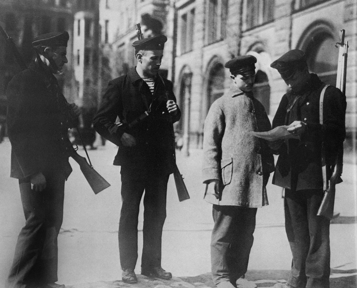 1917, Pietrogrado: controllo di documenti davanti allo Smolny