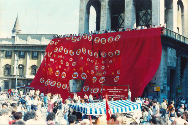 forse la più grande bandiera rossa esistente, formata da quasi cento bandiere rosse (Milano, foto di Valentino Filippetti, che ringraziamo)