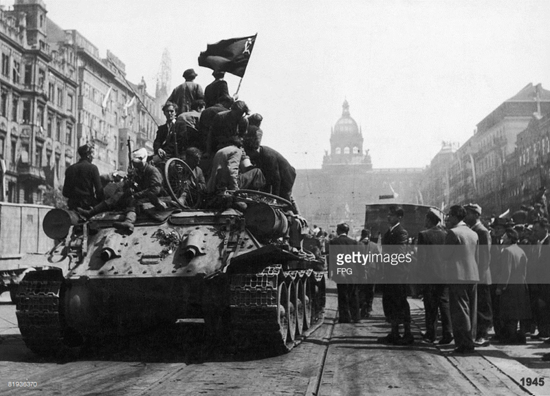 soldati sovietici a Praga: nel 1945 liberatori, nel 1968 oppressori (foto 1968 di Vladimír Lammer)